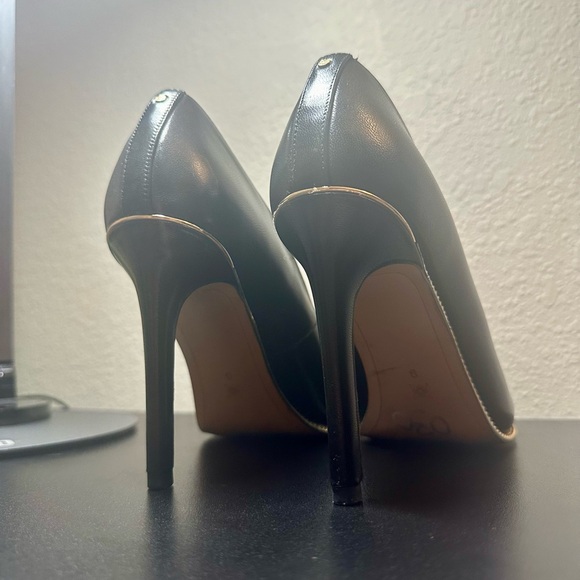 BCBGENERATION | Harleigh Pumps in Black Leather, size 39/9US - Picture 7 of 15